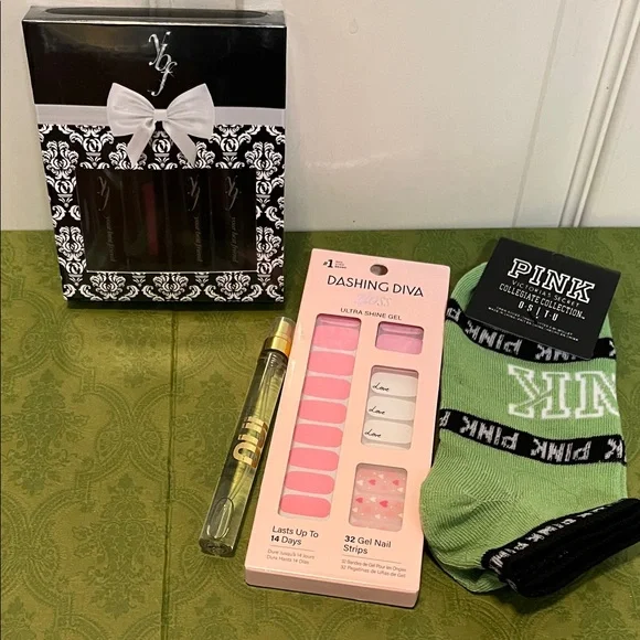 EUC Juicy Couture Sport Yourself overnight weekender duffle bag blk with roses - Picture 16 of 16